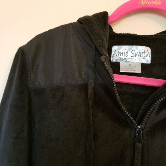 ⭐️❣️SALE 2/$18 OR 3/$27❣️⭐️ Amie Smith Super soft zip up jacket - Picture 3 of 4
